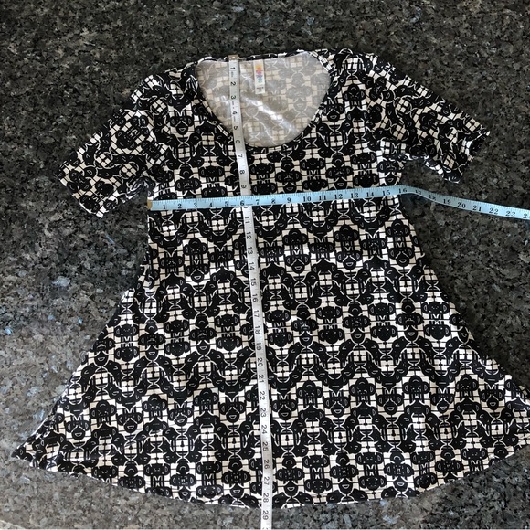 LULA ROE Black & White Geometric Print Short Sleeve Swing Top - Picture 10 of 11